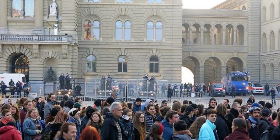 A LAS PUERTAS DEL FORO SOCIAL ECONÓMICO MUNDIAL