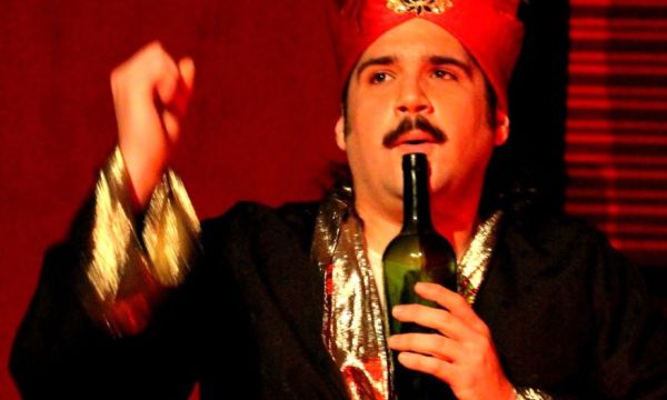 Humor y riesgo extremo en Tigre: Se presenta "La Bestia Fakir"